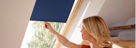 Rullgardin VELUX RHL med fästkrokar