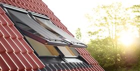 Pivåhängt takfönster VELUX GLL 1064 | 3-glas, klarlackat furu