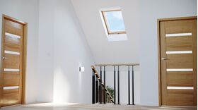 RoofLITE+ SLIM PINE | trä, pivåhängt, dubbelglas takfönster