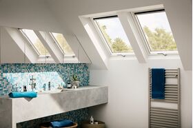 Pivåhängt takfönster med nedre handtaget VELUX GLU-B 0051 | 2-glas, Everfinish (träkärna med vitt hölje i polyuretan)