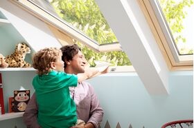 Pivåhängt takfönster med nedre handtaget VELUX GLL-B 1061 | 3-glas, Everfinish (träkärna med vitt hölje i polyuretan)