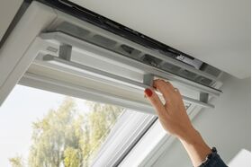 Pivåhängt takfönster VELUX GLU 0061 | 3-glas, Everfinish (träkärna med vitt hölje i polyuretan)