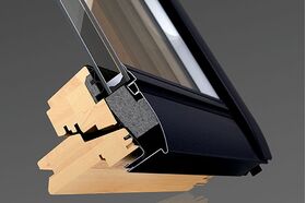 Soldriven takfönster VELUX GGL 3066 SOLAR | säkerhets 3-glas, klarlackat furu