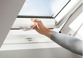 Pivåhängt takfönster med nedre handtaget VELUX GLU-B 0051 | 2-glas, Everfinish (träkärna med vitt hölje i polyuretan)