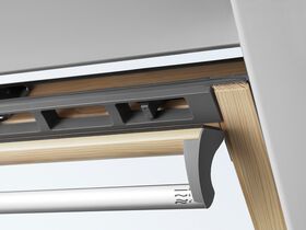 Pivåhängt takfönster VELUX GGL 3062 | brusreducerande 3-glas, klarlackat furu