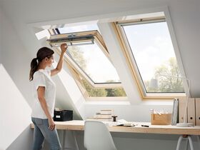 Pivåhängt takfönster VELUX GGL 3062 | brusreducerande 3-glas, klarlackat furu