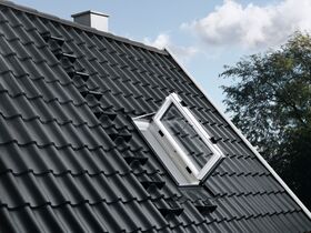 Sidohängt takfönster VELUX GXU 0070 | 2-glas, Everfinish (träkärna med vitt hölje i polyuretan)