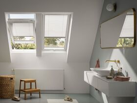 Pivåhängt takfönster med nedre handtaget VELUX GLU-B 0051 | 2-glas, Everfinish (träkärna med vitt hölje i polyuretan)