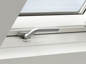 Pivåhängt takfönster med nedre handtaget VELUX GLU-B 0061 | 3-glas, Everfinish (träkärna med vitt hölje i polyuretan)