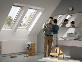 Pivåhängt takfönster med nedre handtaget VELUX GLU-B 0061 | 3-glas, Everfinish (träkärna med vitt hölje i polyuretan)