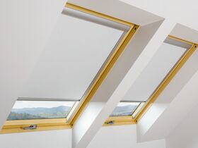 FAKRO ARF Solar: Mörkläggande rullgardin | Solcellsdriven
