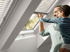 Pivåhängt takfönster med nedre handtaget VELUX GLU-B 0051 | 2-glas, Everfinish (träkärna med vitt hölje i polyuretan)