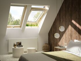 Pivåhängt takfönster med nedre handtaget VELUX GLL-B 1061 | 3-glas, Everfinish (träkärna med vitt hölje i polyuretan)
