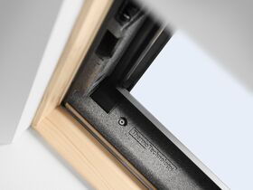 Pivåhängt takfönster VELUX GLL 1064 | 3-glas, klarlackat furu