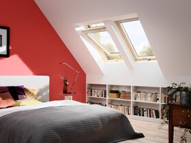 Pivåhängt takfönster med nedre handtaget VELUX GZL-B 1051 | 2-glas, klarlackat furu