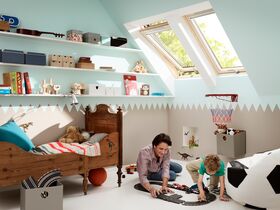 Pivåhängt takfönster med nedre handtaget VELUX GLL-B 1061 | 3-glas, Everfinish (träkärna med vitt hölje i polyuretan)