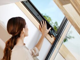 Soldriven takfönster VELUX GGL 3066 SOLAR | säkerhets 3-glas, klarlackat furu
