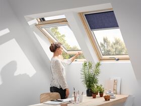 Pivåhängt takfönster med nedre handtaget VELUX GLL-B 1061 | 3-glas, Everfinish (träkärna med vitt hölje i polyuretan)