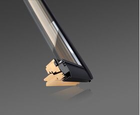 Soldriven takfönster VELUX GGL 3066 SOLAR | säkerhets 3-glas, klarlackat furu
