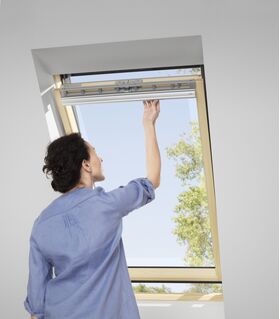 Pivåhängt takfönster VELUX GLL 1064 | 3-glas, klarlackat furu