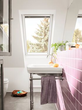 Pivåhängt takfönster VELUX GLU 0061 | 3-glas, Everfinish (träkärna med vitt hölje i polyuretan)