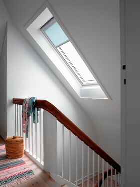 Pivåhängt takfönster med nedre handtaget VELUX GLU-B 0064 | 3-glas, Everfinish (träkärna med vitt hölje i polyuretan)