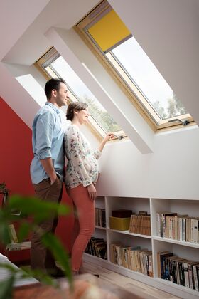 Pivåhängt takfönster med nedre handtaget VELUX GZL-B 1051 | 2-glas, klarlackat furu